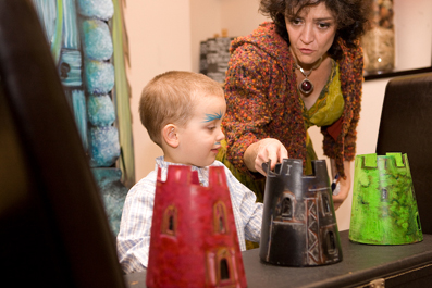 Raphaël et l'animatrice préparent un tour de Magie pour l'anniversaire de ses 3 ans.