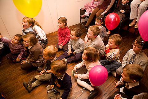 Très jeune public (2-3ans) devant une animation de ballons sculptés.