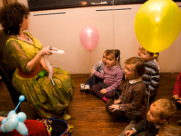 Conteuse et animation ballons pour l'anniversaire d'un enfant de 3 ans.