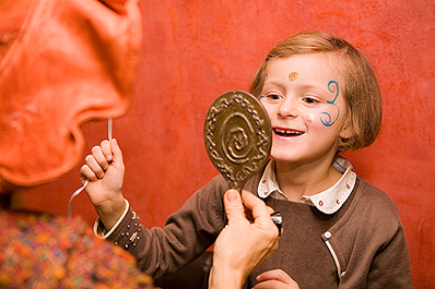 Maquillage anniversaire fille de 3 ans à domicile avec la maquilleuse.