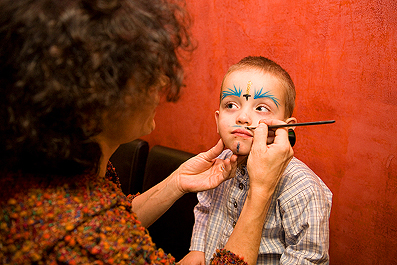 Maquillage anniversaire garçon de 3 ans à domicile avec la maquilleuse.