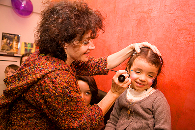 Maquillage anniversaire fille de 3 ans à domicile avec la maquilleuse.