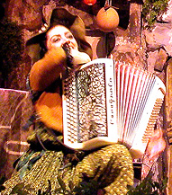 Mme Chocolat, conteuse marionnettiste et musicienne accordéoniste.