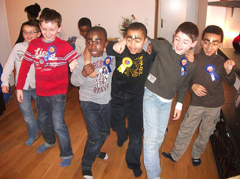 animation enfants 11 ans pour anniversaire: danse de garçons et jeux musicaux.