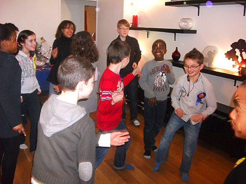 Animation anniversaire enfants de 11 ans à domicile de garçons et jeu d'expression corpoelle.