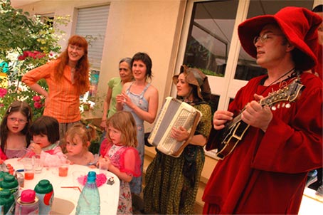 Chansons autour de son gâteau d'anniversaire pour les 7 ans de June et les 4 ans de Maria.