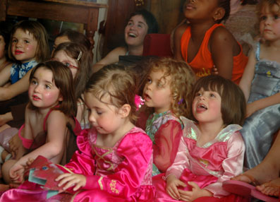 Le public des enfants regardant le spectacle de magie pour l'anniversaire des 7 ans de June et des 4 ans de Maria.