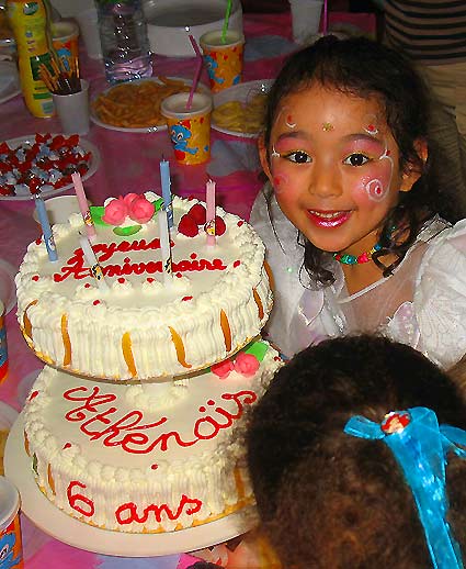 L'anniversaire des 6 ans d'Athénaïs avec son gâteau d'anniversaire.
