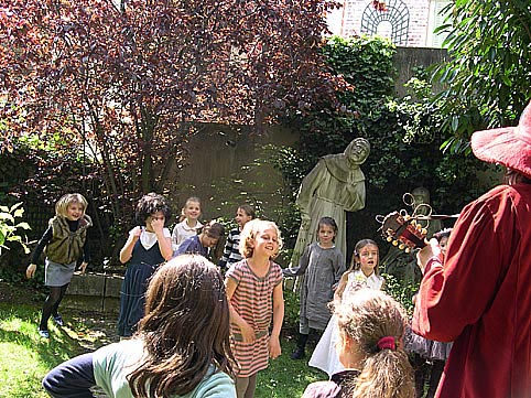 Jeux musicaux pour les 9 ans de Julie à son anniversaire.