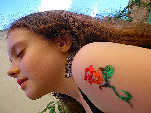 animation 4 à 10 ans anniversaire enfants : tatouage rose rouge: portrait.